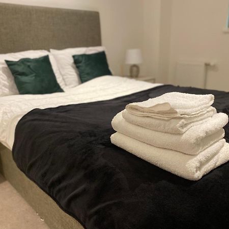 Triple T Homes Cosy 2 Bedroom Apartment With Balcony Илфорд Экстерьер фото